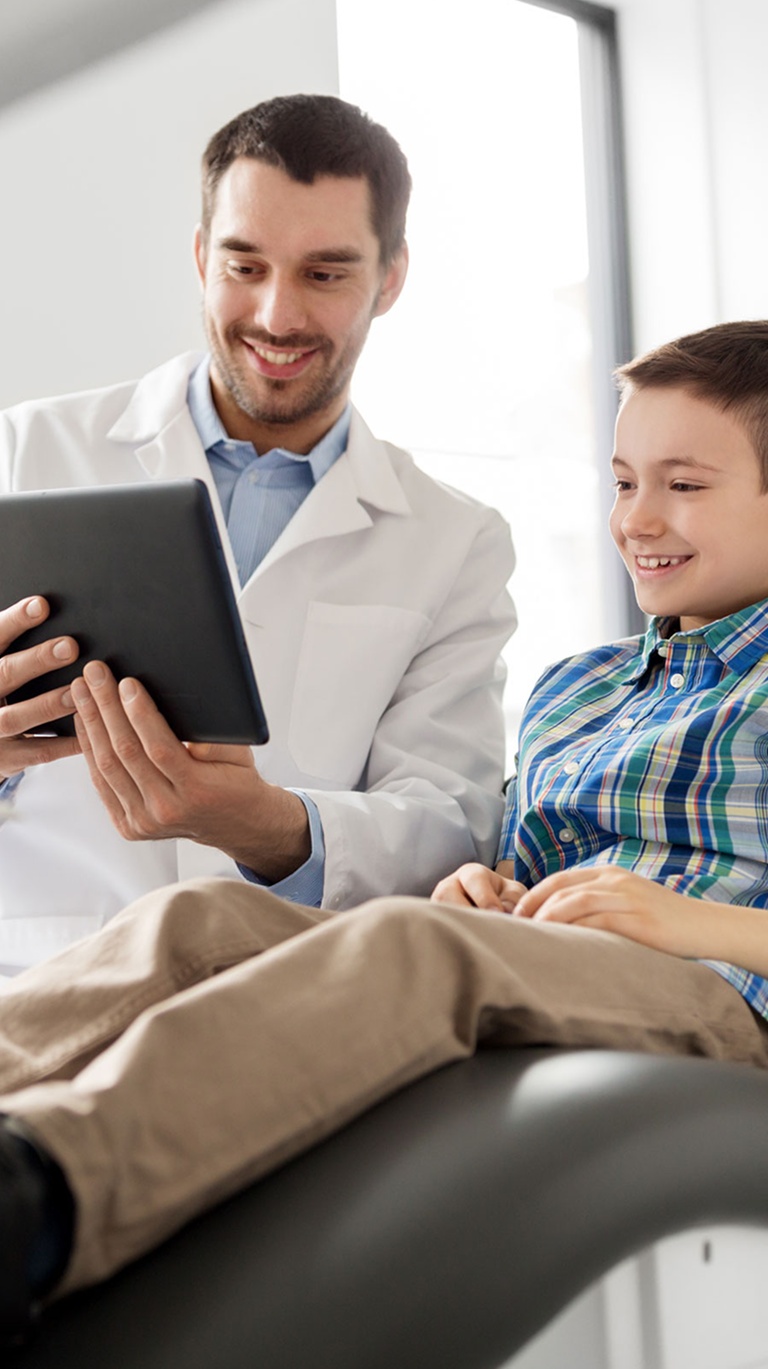 Dentist explaining procedure to kid